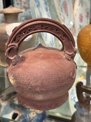 A large collection of nineteen Vietnamese stoneware lime pots, 14th C. and later — 照片 49