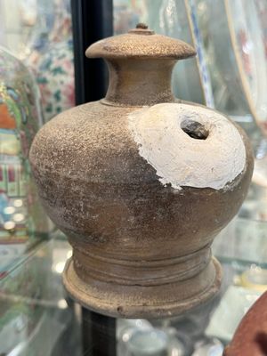 A large collection of nineteen Vietnamese stoneware lime pots, 14th C. and later — 照片 55