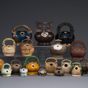 A large collection of nineteen Vietnamese stoneware lime pots, 14th C. and later — 照片 1