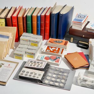 A large collection of stamps and coins, mostly Belgium and Belgian Congo — 照片 1