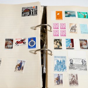 A large collection of stamps and coins, mostly Belgium and Belgian Congo — 照片 6