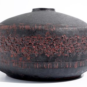 A large cylindrical modernist vase with matte black and luster glazed relief design, Perignem, 2nd half 20th C. — 照片 4