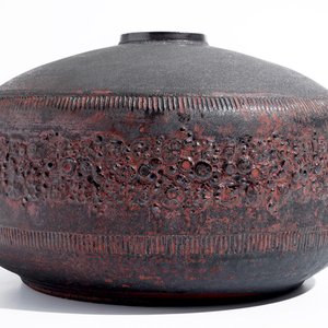 A large cylindrical modernist vase with matte black and luster glazed relief design, Perignem, 2nd half 20th C. — 照片 5