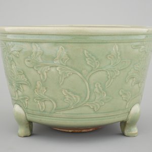 A large decorated Ming longquan celadon tripod censer, 14/15th C. — 照片 1