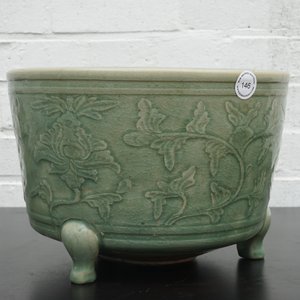 A large decorated Ming longquan celadon tripod censer, 14/15th C. — 照片 11