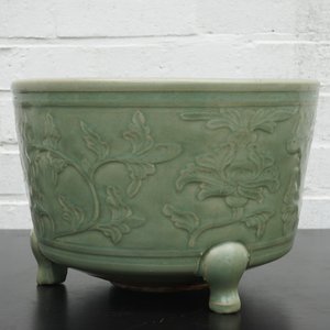 A large decorated Ming longquan celadon tripod censer, 14/15th C. — 照片 13