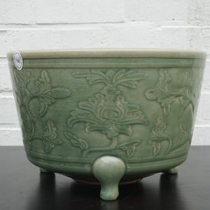 A large decorated Ming longquan celadon tripod censer, 14/15th C. — 照片 14