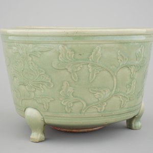 A large decorated Ming longquan celadon tripod censer, 14/15th C. — 照片 2