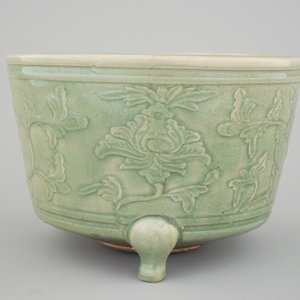 A large decorated Ming longquan celadon tripod censer, 14/15th C. — 照片 3