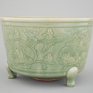 A large decorated Ming longquan celadon tripod censer, 14/15th C. — 照片 4