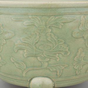 A large decorated Ming longquan celadon tripod censer, 14/15th C. — 照片 7
