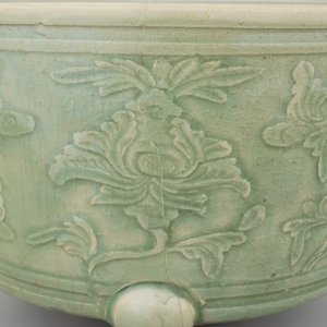 A large decorated Ming longquan celadon tripod censer, 14/15th C. — 照片 8