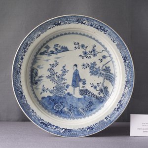 A large deep Chinese blue and white dish with a lady, Qianlong — photo 3