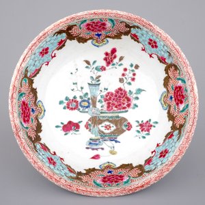 Een grote diepe Chinese famille rose kom, Qianlong, 18e eeuw — foto 1