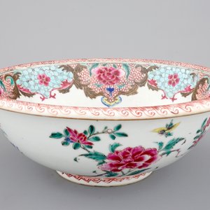 Een grote diepe Chinese famille rose kom, Qianlong, 18e eeuw — foto 2