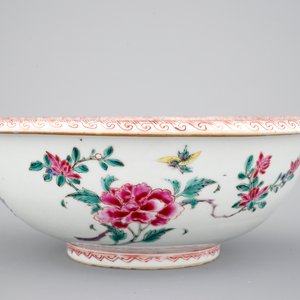 Een grote diepe Chinese famille rose kom, Qianlong, 18e eeuw — foto 3