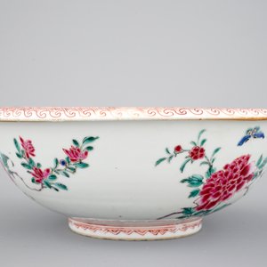 Een grote diepe Chinese famille rose kom, Qianlong, 18e eeuw — foto 4