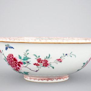 Een grote diepe Chinese famille rose kom, Qianlong, 18e eeuw — foto 5