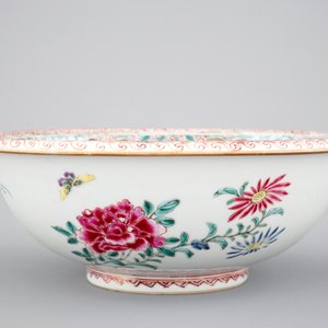 Een grote diepe Chinese famille rose kom, Qianlong, 18e eeuw — foto 6