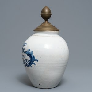 A large Delft-style blue and white tobacco jar 'Tabac St. Vincent', Lille, France, 18th C. — 照片 4