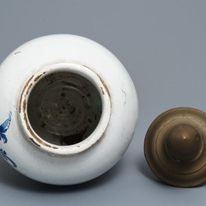 A large Delft-style blue and white tobacco jar 'Tabac St. Vincent', Lille, France, 18th C. — 照片 5
