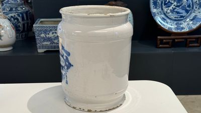A large Dutch Delft blue and white albarello, inscribed 'Corenten', 18th C. — 照片 2
