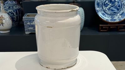 A large Dutch Delft blue and white albarello, inscribed 'Corenten', 18th C. — 照片 3