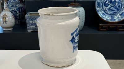 A large Dutch Delft blue and white albarello, inscribed 'Corenten', 18th C. — 照片 4