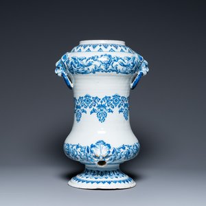 A large Dutch Delft blue and white albarello-shaped fountain, late 17th C. — 照片 1