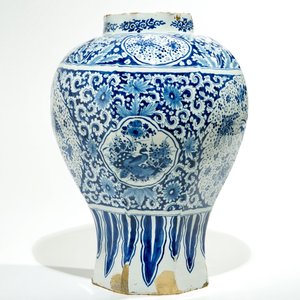 A large Dutch Delft blue and white baluster vase, 2nd half 17th C. — 照片 3