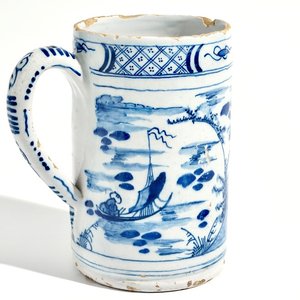A large Dutch Delft blue and white chinoiserie beer mug, 18th C. — photo 1