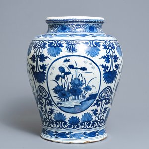 A large Dutch Delft blue and white chinoiserie vase, early 18th C. — photo 2