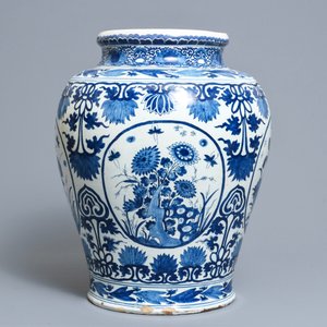 A large Dutch Delft blue and white chinoiserie vase, early 18th C. — photo 3