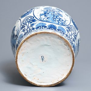 A large Dutch Delft blue and white chinoiserie vase, early 18th C. — photo 6