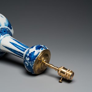 A large Dutch Delft blue and white chinoiserie vase mounted as a lamp, 1st quarter 18th C. — 照片 5