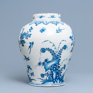 A large Dutch Delft blue and white chinoiserie vase with birds among blossoming branches, 18th C. — 照片 3