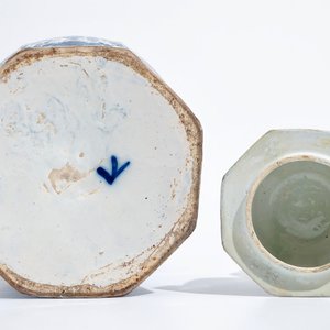 A large Dutch Delft blue and white covered vase, 18th C. — photo 6
