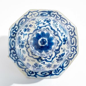 A large Dutch Delft blue and white covered vase, 18th C. — photo 7