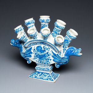 A large Dutch Delft blue and white fan-shaped tulip vase, 17/18th C. — 照片 1