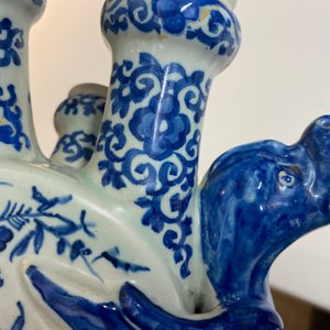 A large Dutch Delft blue and white fan-shaped tulip vase, 17/18th C. — 照片 16