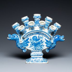 A large Dutch Delft blue and white fan-shaped tulip vase, 17/18th C. — 照片 2