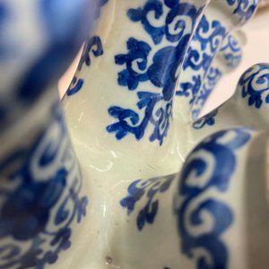 A large Dutch Delft blue and white fan-shaped tulip vase, 17/18th C. — 照片 21