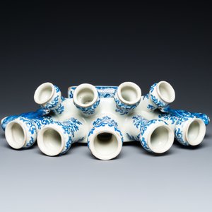 A large Dutch Delft blue and white fan-shaped tulip vase, 17/18th C. — 照片 6