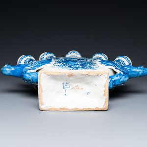 A large Dutch Delft blue and white fan-shaped tulip vase, 17/18th C. — 照片 7