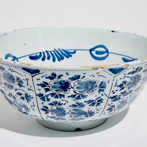 A large Dutch Delft blue and white floral bowl, 18th C. — photo 1