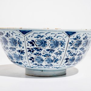 A large Dutch Delft blue and white floral bowl, 18th C. — photo 3