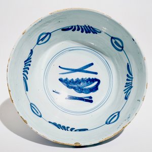 A large Dutch Delft blue and white floral bowl, 18th C. — photo 5
