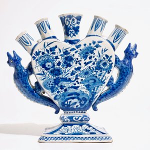 A large Dutch Delft blue and white heart-shaped tulip vase with lizard handles, 18th C. — photo 3