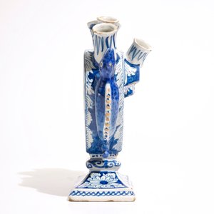 A large Dutch Delft blue and white heart-shaped tulip vase with lizard handles, 18th C. — photo 4