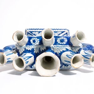 A large Dutch Delft blue and white heart-shaped tulip vase with lizard handles, 18th C. — photo 6